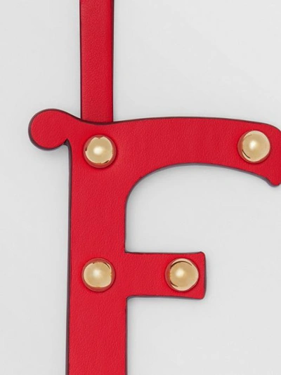 F 字母铆钉皮革吊饰