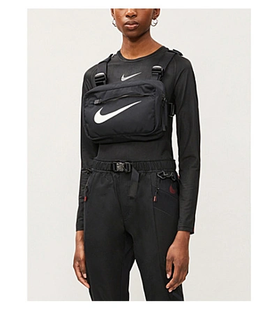 Préstamo de dinero canal Energizar Nike X Matthew M Williams Branded Shell Chest Rig In Black University Red |  ModeSens