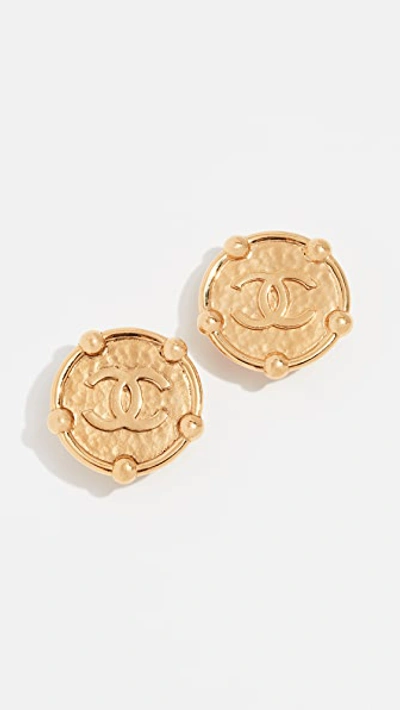 Pre-owned Chanel Cc Round Border Earrings In Yellow Gold