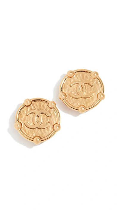 Pre-owned Chanel Cc Round Border Earrings In Yellow Gold