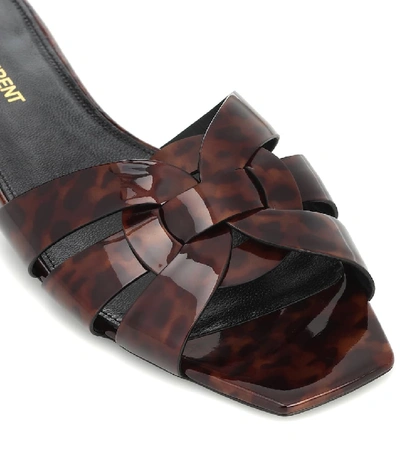 Shop Saint Laurent Nu Pieds 05 Patent Leather Sandals In Brown