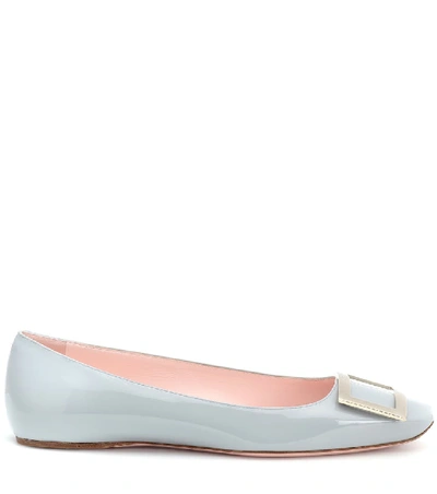 Shop Roger Vivier Belle Vivier Patent-leather Ballet Flats In Grey