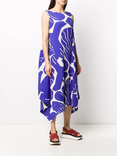 Shop Issey Miyake Abstract-print Technical Pleated Dress In Blue