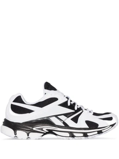 X REEBOK WHITE AND BLACK SPIKE 200 运动鞋