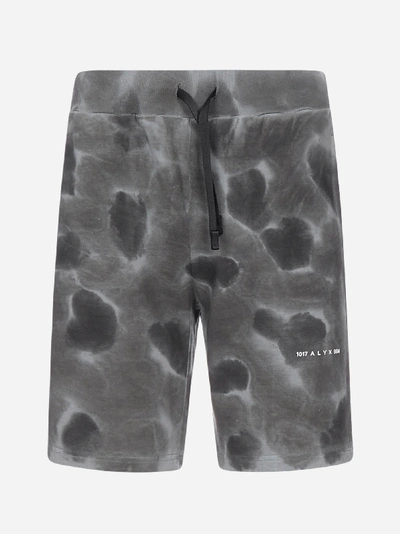 Shop Alyx Shorts In Cotone Stretch Con Stampa Camouflage