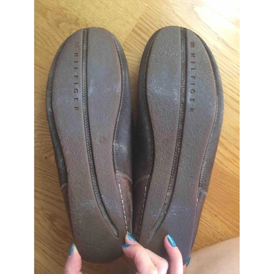 Pre-owned Tommy Hilfiger Flats In Brown