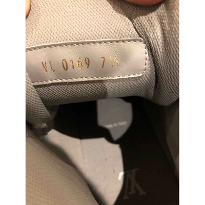 LOUIS VUITTON LV TRAINER VELCRO STRAP MONOGRAM PURPLE - Louis Vuitton  prezentuje kolekcję Snow - Louis Vuitton 2018 pre-owned Petit Noé bucket bag