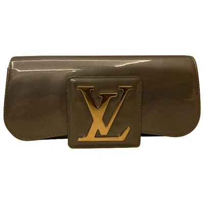 Pre-owned Louis Vuitton Louise Patent Leather Clutch Bag In Grey