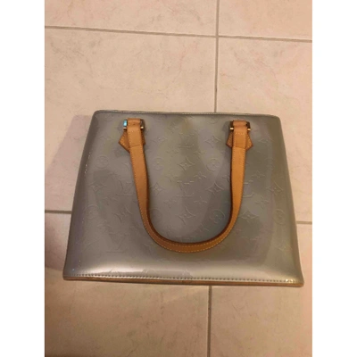Pre-owned Louis Vuitton Houston Patent Leather Handbag In Grey