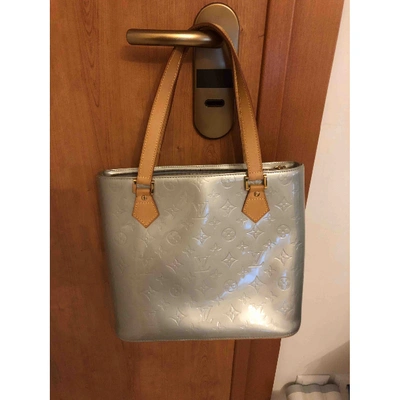 Pre-owned Louis Vuitton Houston Patent Leather Handbag In Grey