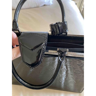 Pre-owned Louis Vuitton Deesse Patent Leather Handbag In Black