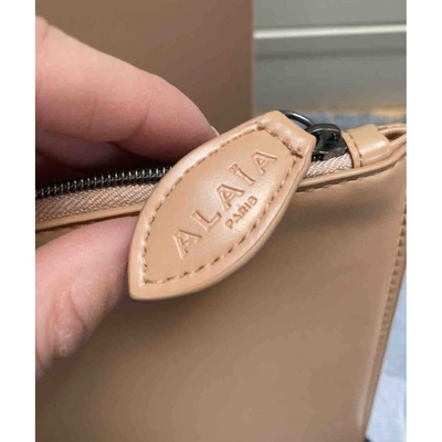 Pre-owned Alaïa Leather Clutch Bag In Beige