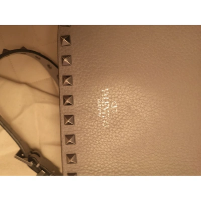 Pre-owned Valentino Garavani Rockstud Hobo Leather Crossbody Bag In Grey