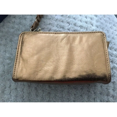 Pre-owned Stuart Weitzman Cloth Clutch Bag In Gold