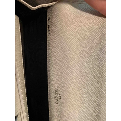 Pre-owned Valentino Garavani Leather Clutch Bag In White