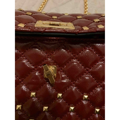 Pre-owned Steve Madden Patent Leather Handbag In Burgundy