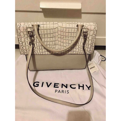 Pre-owned Givenchy White Leather Handbags