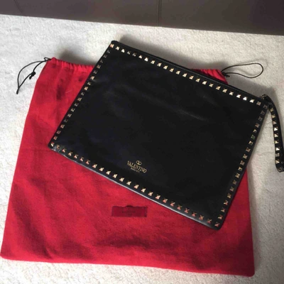Pre-owned Valentino Garavani Rockstud Leather Clutch Bag In Black