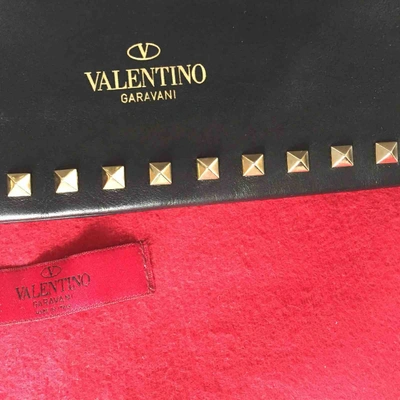 Pre-owned Valentino Garavani Rockstud Leather Clutch Bag In Black