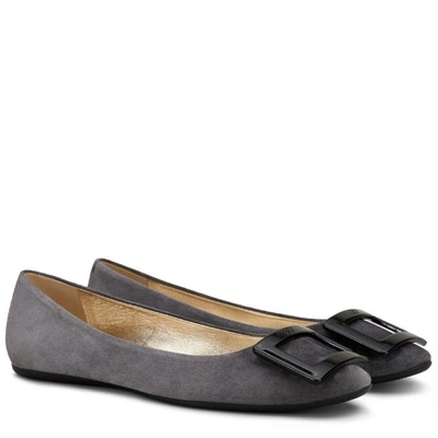 Shop Roger Vivier Gommette Ballerinas In Suede In Grey