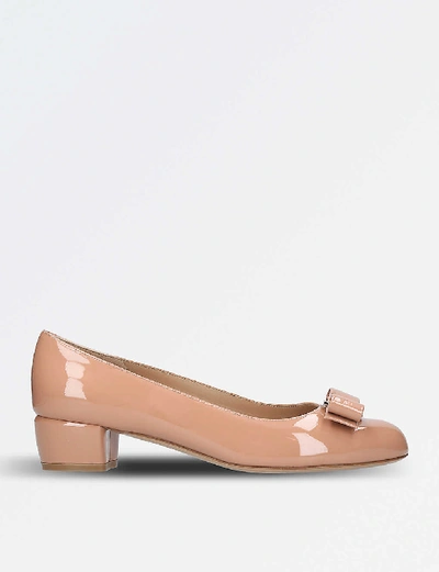 Shop Ferragamo Vara Patent-leather Heeled Courts In Pale Pink