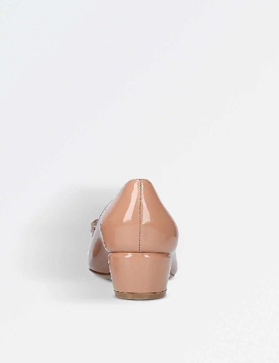 Shop Ferragamo Vara Patent-leather Heeled Courts In Pale Pink