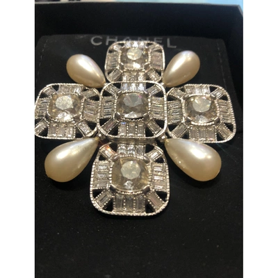 Pre-owned Chanel White Metal Pins & Brooches