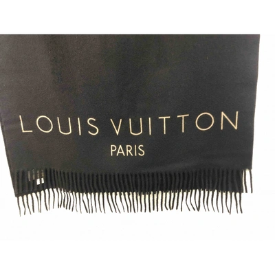 LOT:322  LOUIS VUITTON - a brown Cashmere scarf.