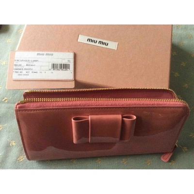 Pre-owned Miu Miu Patent Leather Wallet In Pink