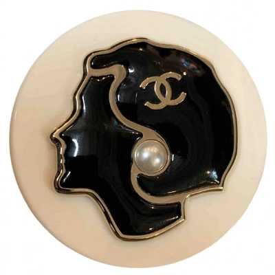 Pre-owned Chanel Pin & Brooche In Beige