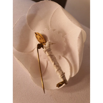Pre-owned Chanel Camélia White Cloth Pins & Brooches