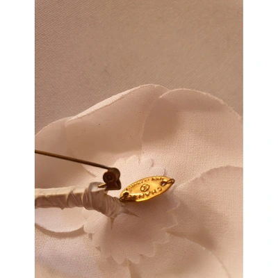 Pre-owned Chanel Camélia White Cloth Pins & Brooches