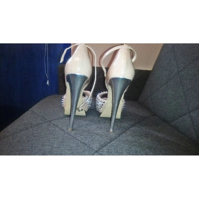 Pre-owned Steve Madden Beige Patent Leather Heels