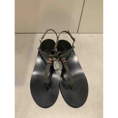 Pre-owned Chanel Patent Leather Flip Flops In Grey