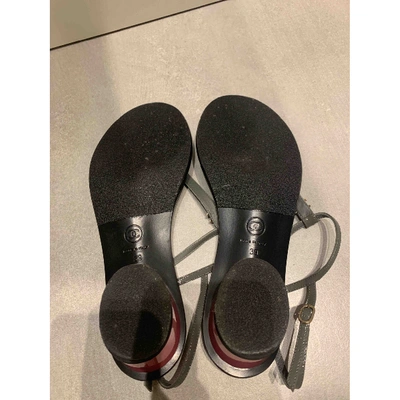 Pre-owned Chanel Patent Leather Flip Flops In Grey