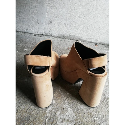 Pre-owned M1992 Leather Heels In Camel