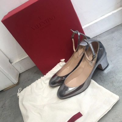 Pre-owned Valentino Garavani Tango Leather Heels In Silver