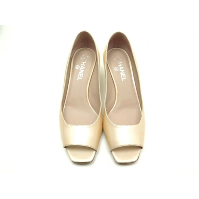 Pre-owned Chanel Beige Patent Leather Sandals