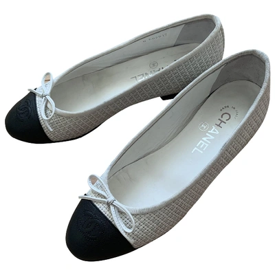 Chanel White Tweed Ballet Flats – Dina C's Fab and Funky Consignment  Boutique