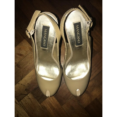 Pre-owned Mangano Patent Leather Heels In Beige