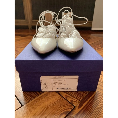 Pre-owned Aquazzura Christy Patent Leather Ballet Flats In White