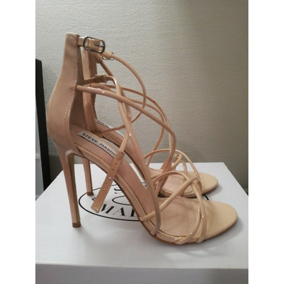 Pre-owned Steve Madden Patent Leather Sandals In Beige