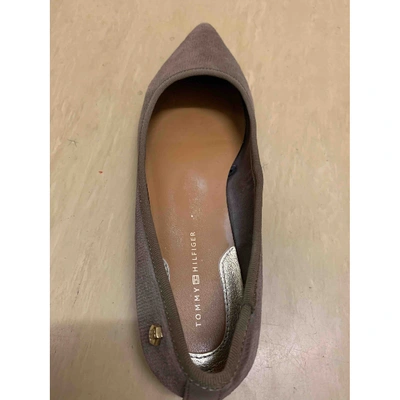 Pre-owned Tommy Hilfiger Flats In Brown