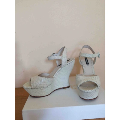 Pre-owned Alice And Olivia Ecru Leather Sandals