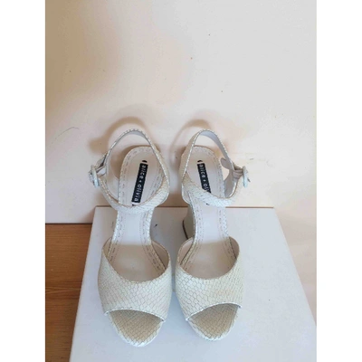 Pre-owned Alice And Olivia Ecru Leather Sandals