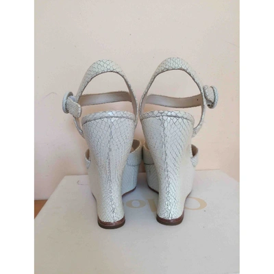 Pre-owned Alice And Olivia Ecru Leather Sandals