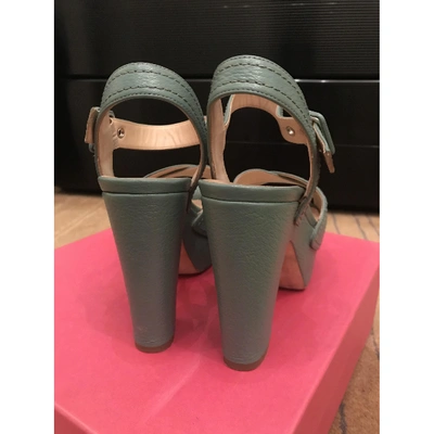 Pre-owned Douuod Leather Sandals In Green
