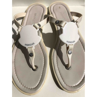 Pre-owned Moncler Leather Flip Flops In White
