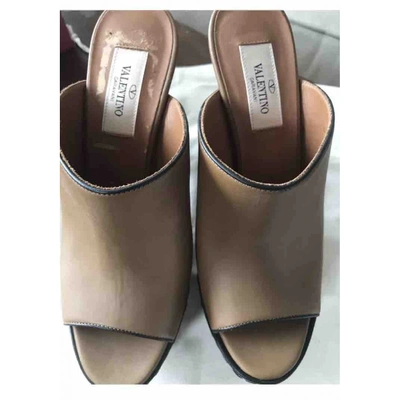Pre-owned Versace Leather Mules In Camel