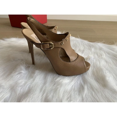 Pre-owned Valentino Garavani Rockstud Leather Heels In Beige